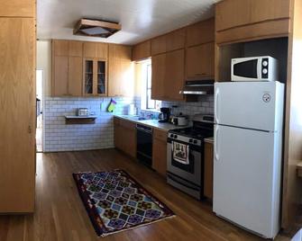 Entire upstairs apartment Clean Downtown San Rafael - San Rafael - Kitchen