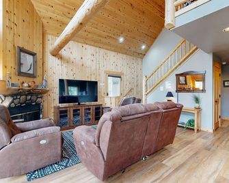 Beautifully updated, golf-course-front chalet with deck, pools, hot tubs & gyms - Redmond - Salon