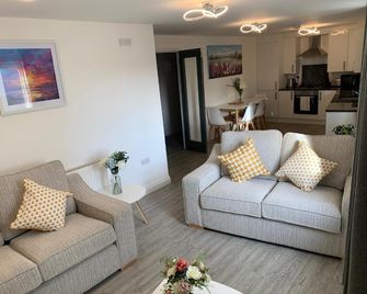 2 Bed - Mayflower by Pureserviced - Plymouth - Oturma odası