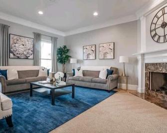 The Rose Fortune Manor - Conyers - Living room