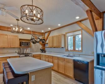 Custom Waterfront Lodge, 4 bed, 4 Bath, Sleeps 12! - Marquette - Cocina