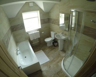 The Feathers - Ruthin - Baño