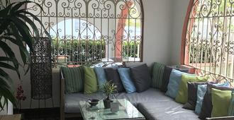 Casa Isabel Bed & Breakfast - San Juan - Living room