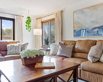 Minne-Getaway: Kraft Gallery - South Saint Paul - Sala de estar