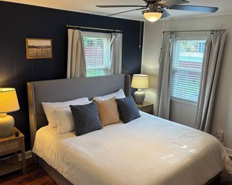 2 bedroom, 1 bath, remodeled 1945 cottage, 1000sq.ft. Two new LUX KING size beds - Siler City - Bedroom