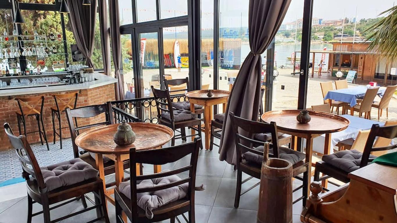 Maya Bistro Hotel Beach