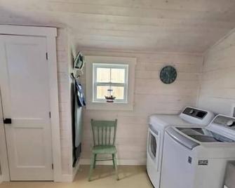 One Path End Vacation Home - Twillingate - Laundry facility