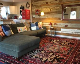 The Cotton Cottage - 1 BR guest apartment 7 minutes from the Ole Miss campus - Oxford - Living room