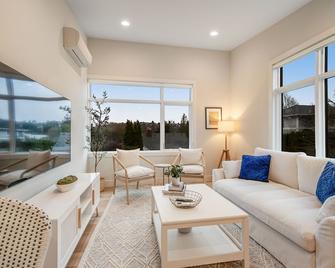 Magnolia Cottage - Seattle - Living room