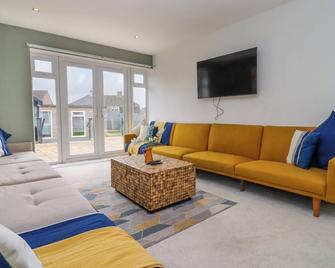 The Bullseye - Stonehouse - Living room