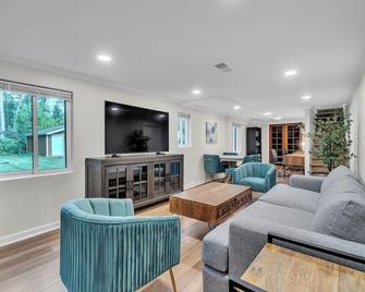 Serene Suburban Oasis 2 Saunas, Office, Parking - Ann Arbor - Living room