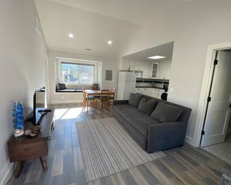 15 mins to Stanford or google! 2023 construction, prime location & grand view - Los Altos - Living room