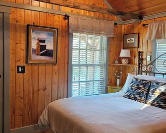 Historic C.W. Rank House Guest Cabin - Virginia City - Bedroom