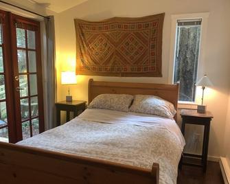 Oceanside Cottage in the Trees - stunningly private, yet so central! - Ganges - Bedroom