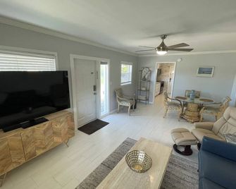 Tranquil Renovated Davis Islands Apartment - Tampa - Living room