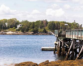 Bluebird Ocean Point Inn - East Boothbay - Edificio