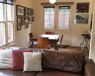 Best location in Warburton! - Warburton - Sala de estar