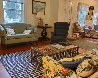 Lovely, peaceful house in downtown Edgartown - Edgartown - Living room
