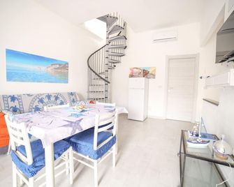 Follow The Sun Casa fronte mare - Portoscuso - Їдальня