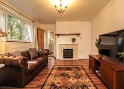 Charming Victoria Conversion Flat in Brentwood with a Garden & Free Parking - Brentwood - Living room