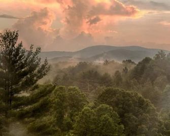 Long Mountain Lodge Bed & Breakfast - Dahlonega - Außenansicht