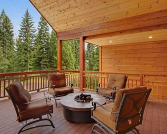 Large log cabin with mountain views, pool, hot tub, & tennis - McCall - Balkon