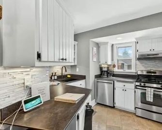 Welcome to Villa deGrazi in the heart of Lake Country! Walk to vibrant downtown! - Oconomowoc - Keuken