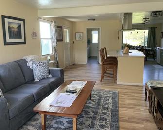 Blankenship Farmhouse - Orick - Living room