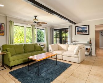 Princeville Bliss, Huge Lanai - 3 bedroom, 4 queens, sleeps 10 - Princeville - Living room