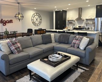 Brand New, completely remolded chic loft apartment - Frankfort - Living room