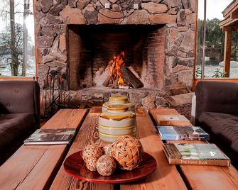 La Escondida Casa De Huespedes & Spa - Villa La Angostura - Vardagsrum