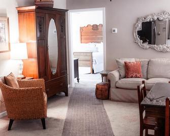 The Treetops Cottage - Toccoa - Living room