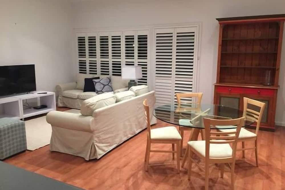 Modern Second Story Apartment, Sleeps 5 - Young - Soggiorno