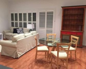 Modern Second Story Apartment, Sleeps 5 - Young - Soggiorno