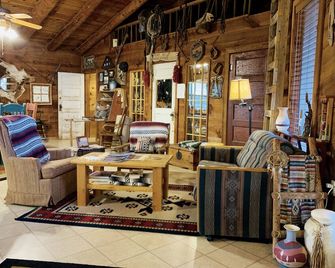 The Bunkhouse Lodge at Chesser Ranch - Roswell - Salon