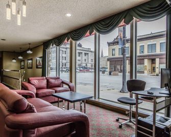 Days Inn by Wyndham Manitowoc - Manitowoc - Lobby