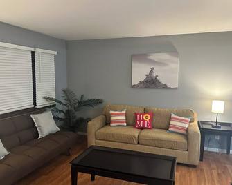 This space close to the Northern Illinois University and I-88 Highway. - DeKalb - Living room
