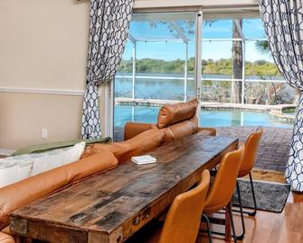 Blue Heron Lakeview Pool Home Close to Clearwater - Largo - Restaurant