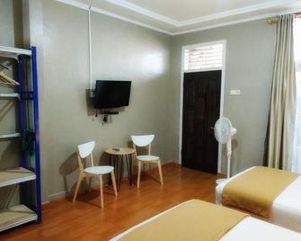 Hotel Hello Guest House Bukittinggi - Bukittinggi - Bedroom