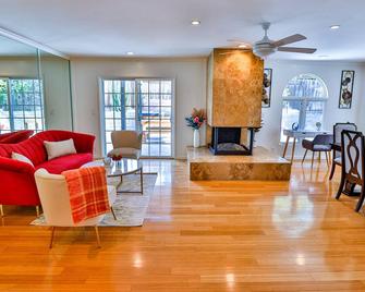Spacious vacation home with fireplace, yard and pool - Orange - Living room