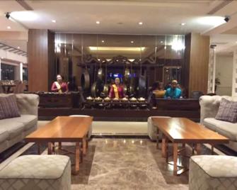 Elmi Hotel - Σουραμπάγια - Σαλόνι ξενοδοχείου