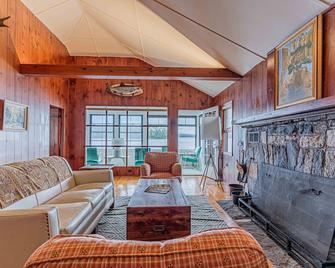Boat House on Lake Catchacoma With Two Docks, Sun Porch and Sleeps 8 - Buckhorn - Sala de estar