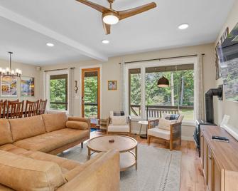 Near Asheville Hot Tub Fire Pit Bbq Sleeps 10 - Mills River - Living room