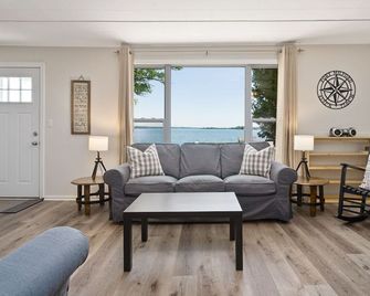 By The Bay Cottages, Waupoos View - Prince Edward - Living room