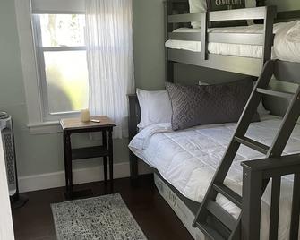 Cozy Cottage on Togus Pond - Augusta - Bedroom