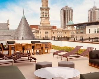 CozySuites Mass w parking lounge & roof deck #26 - Indianapolis - Balcó