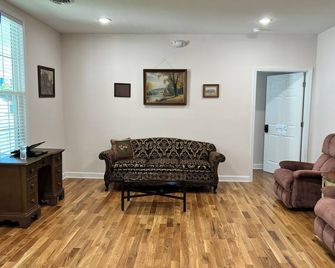 The Washington Inn - Galax - Living room