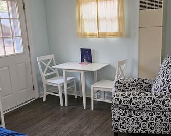 Quaint Northport cabin with a short walking distance to village. - Northport - Dining room