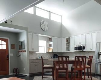 Comfortable 3 bedroom cape cod style home - Grand Rapids - Kitchen