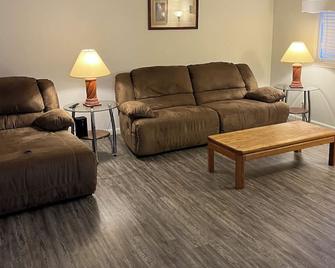 Wonderful 3 Bedroom home close to the Shawnee National Forest - Harrisburg - Living room